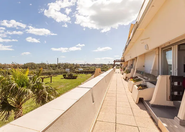 Pink Port Nature Coursive Naturiste アパート